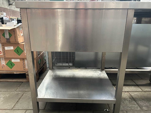 Rvs spoel-/werktafel met spoelbak en kraan - afbeelding 2 van  5