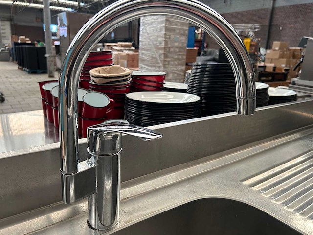 Rvs spoel-/werktafel met spoelbak en kraan - afbeelding 5 van  5