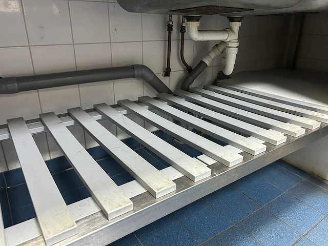 Rvs spoeltafel met onderrek - afbeelding 4 van  4