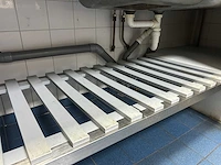 Rvs spoeltafel met onderrek - afbeelding 4 van  4