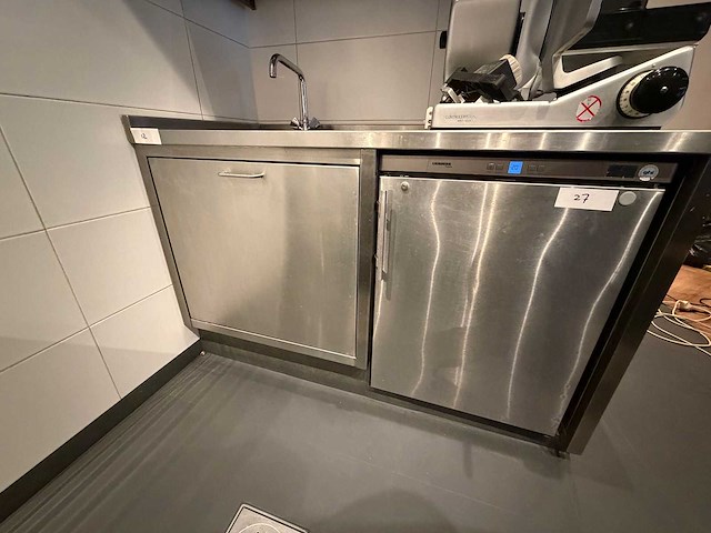 Rvs spoeltafel met rvs afvalbakhouder - afbeelding 1 van  6