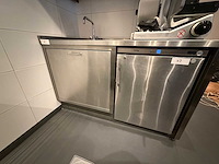 Rvs spoeltafel met rvs afvalbakhouder