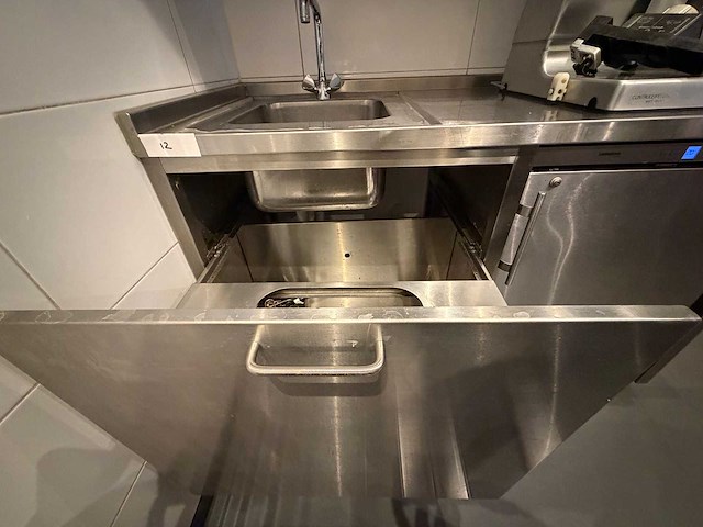 Rvs spoeltafel met rvs afvalbakhouder - afbeelding 3 van  6