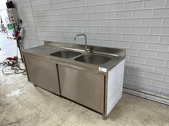Rvs spoelwerktafel met dubbele spoelbak 2 x schuifdeur en onderschap en 1 mengkraan - afbeelding 3 van  8