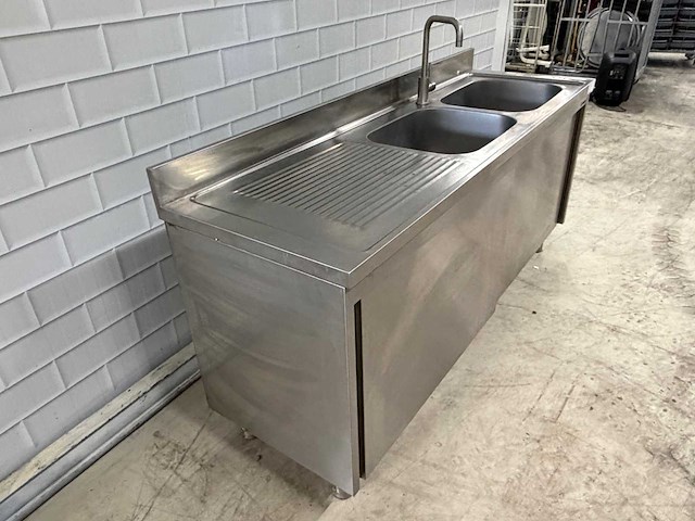 Rvs spoelwerktafel met dubbele spoelbak 2 x schuifdeur en onderschap en 1 mengkraan - afbeelding 4 van  8