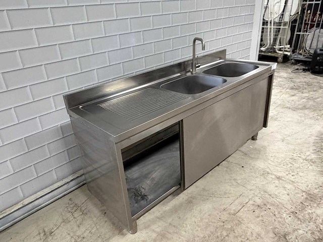 Rvs spoelwerktafel met dubbele spoelbak 2 x schuifdeur en onderschap en 1 mengkraan - afbeelding 6 van  8