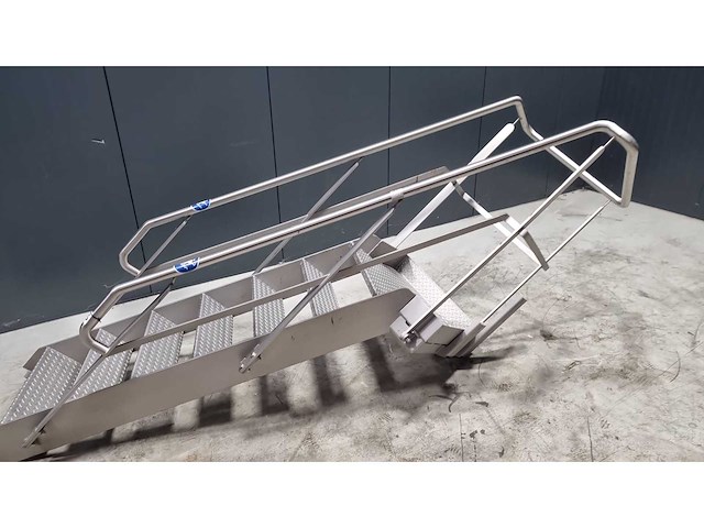Rvs trap - afbeelding 1 van  2