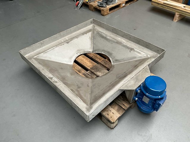 Rvs trilgoot / trilbodem met industriële trilmotor - afbeelding 1 van  7