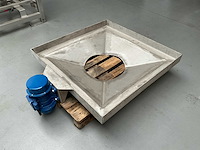 Rvs trilgoot / trilbodem met industriële trilmotor - afbeelding 2 van  7