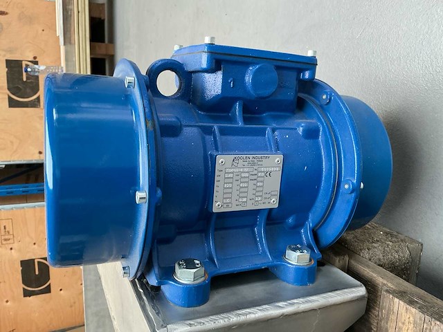 Rvs trilgoot / trilbodem met industriële trilmotor - afbeelding 4 van  7