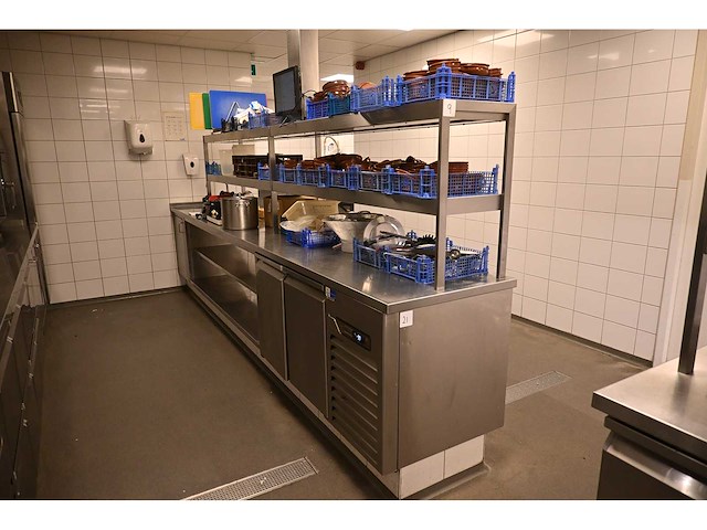 Rvs uitgiftemeubel met 2 x 2-delige rvs opzetbrug en spoelmeubel - afbeelding 3 van  9