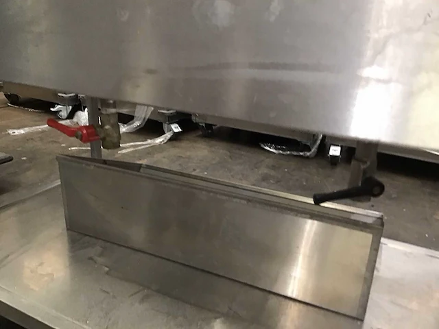 Rvs verrijdbare bain-marie met elektrische friteuses - afbeelding 2 van  4