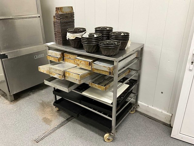 Rvs wagen met baktoebehoren - afbeelding 1 van  1