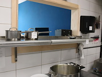 Rvs wandschap met bonnenklem, afm. 160 x 30 cm.