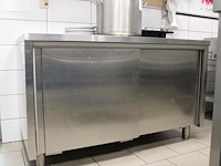 Rvs werkbank met twee schuifdeuren, afm. 140 x 70 x 84 cm.
