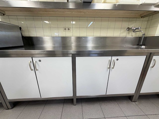 Rvs werkbank met volkern deuren en spoelbak - afbeelding 7 van  8