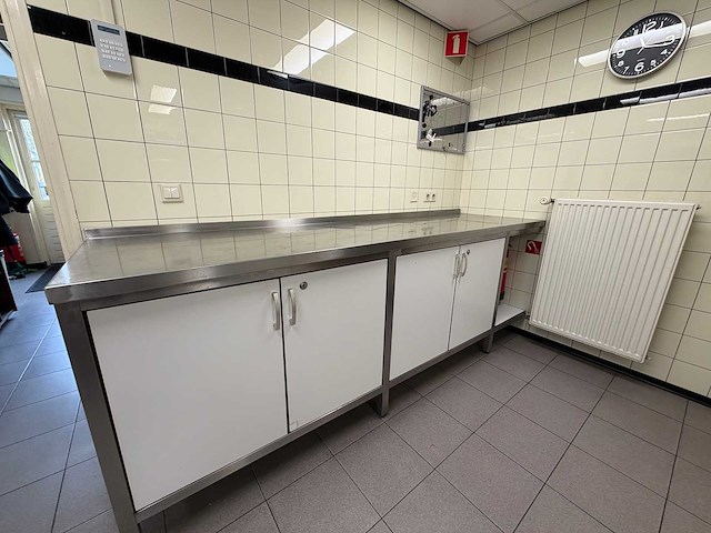 Rvs werkbank met volkern deuren - afbeelding 2 van  2