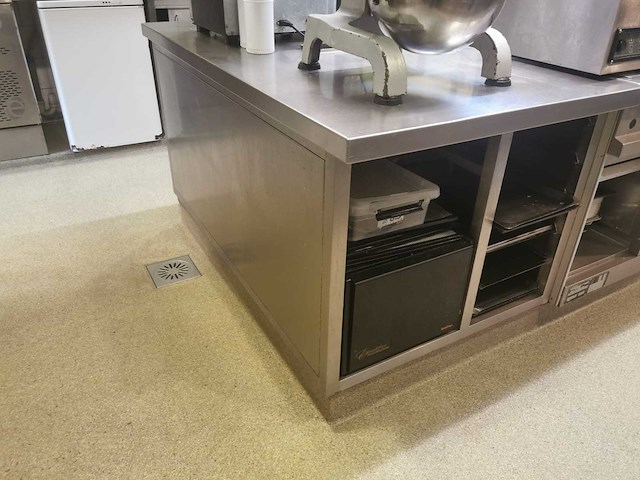 Rvs werkeiland met ruimte voor gastronormbakken - afbeelding 2 van  4