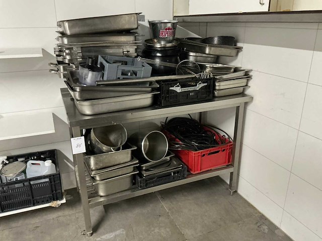 Rvs werktafel en keukenbenodigdheden - afbeelding 1 van  3