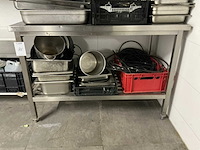 Rvs werktafel en keukenbenodigdheden - afbeelding 2 van  3