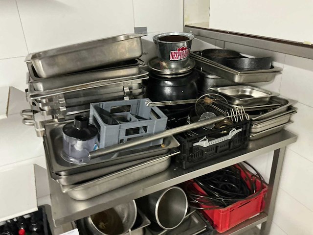 Rvs werktafel en keukenbenodigdheden - afbeelding 3 van  3