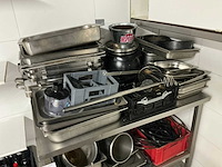 Rvs werktafel en keukenbenodigdheden - afbeelding 3 van  3