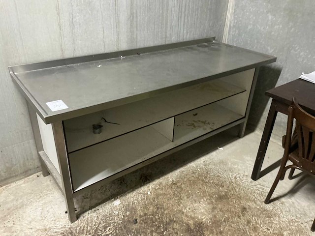 Rvs werktafel en keukenbenodigdheden - afbeelding 1 van  3