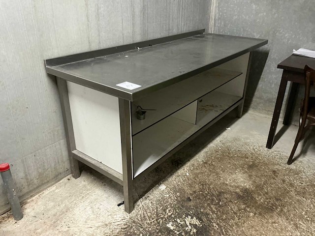 Rvs werktafel en keukenbenodigdheden - afbeelding 2 van  3