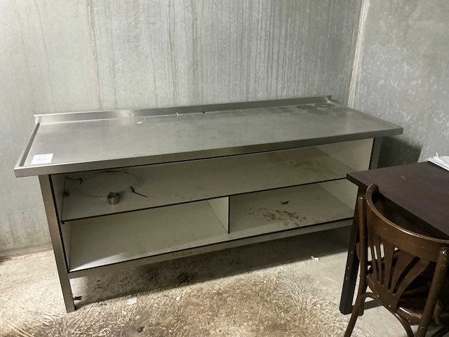 Rvs werktafel en keukenbenodigdheden - afbeelding 3 van  3