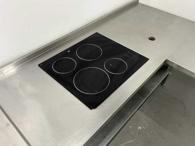 Rvs werktafel met keramisch fornuis - afbeelding 3 van  8
