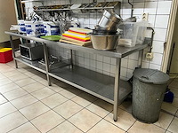 Rvs werktafel met keukenbenodigdheden