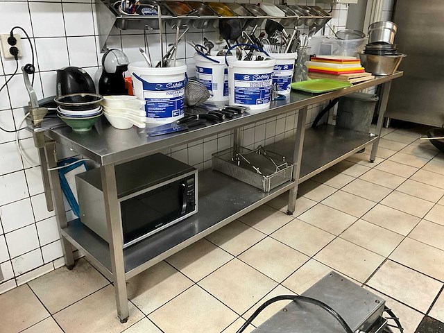 Rvs werktafel met keukenbenodigdheden - afbeelding 2 van  5