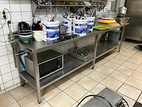 Rvs werktafel met keukenbenodigdheden - afbeelding 2 van  5