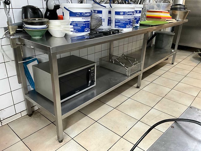 Rvs werktafel met keukenbenodigdheden - afbeelding 3 van  5