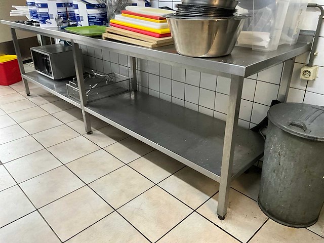 Rvs werktafel met keukenbenodigdheden - afbeelding 4 van  5