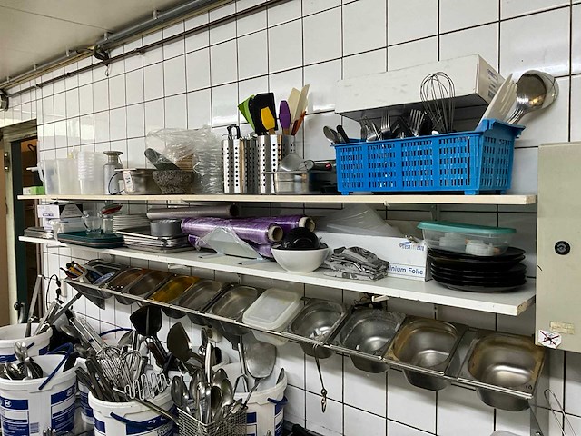 Rvs werktafel met keukenbenodigdheden - afbeelding 5 van  5