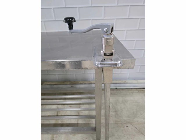 Rvs werktafel met onderschap en staartblikopener - afbeelding 5 van  6