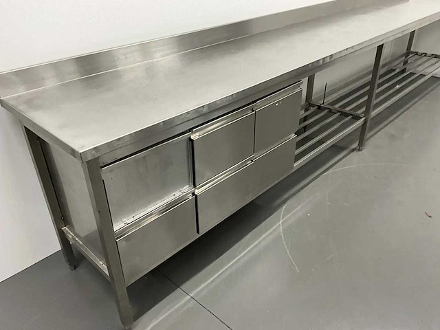 Rvs werktafel met spatrand en lades (450 cm) - afbeelding 2 van  4
