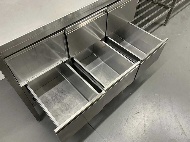 Rvs werktafel met spatrand en lades (450 cm) - afbeelding 4 van  7