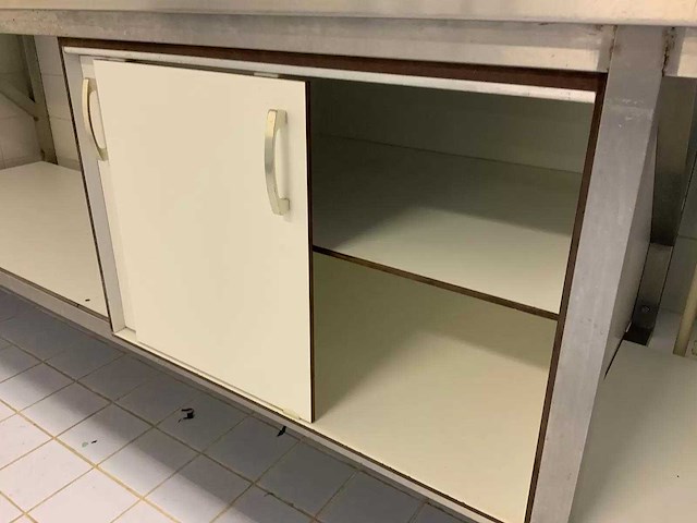 Rvs werktafel met spatrand - afbeelding 3 van  9