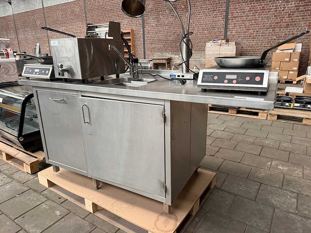 Rvs werktafel met spoelbak en kraan - afbeelding 1 van  7