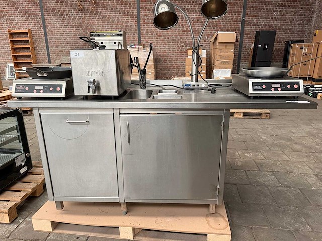 Rvs werktafel met spoelbak en kraan - afbeelding 2 van  7