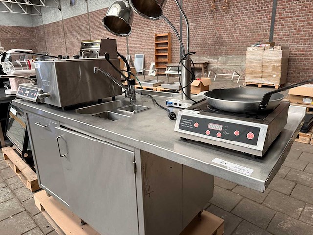 Rvs werktafel met spoelbak en kraan - afbeelding 3 van  7