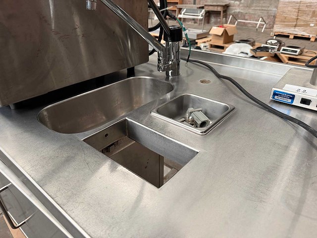 Rvs werktafel met spoelbak en kraan - afbeelding 4 van  7