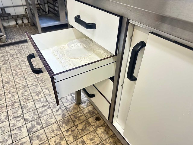 Rvs werktafel met trespa laden en schuifdeur - afbeelding 4 van  4