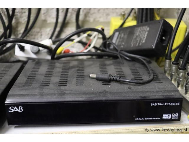 Sab hd digital satellite receivers type sab titan ftasc se - 5 stuks & atemio multiswitch & astro breedbandversterker type hvo v38 - afbeelding 1 van  6