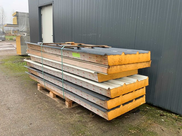 Sab profiel - diverse dak sandwichpanelen (6x) 16m2 - afbeelding 1 van  7