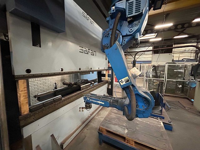 Safan - motoman - 2001 - cncl-r 80-3100 ts1 - cnc-kantbank met buigrobot - afbeelding 9 van  34