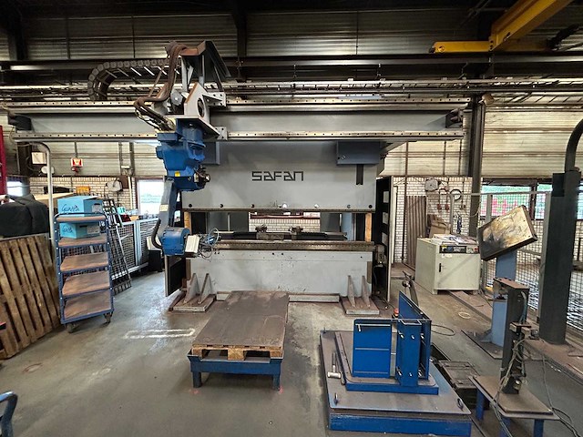 Safan - motoman - 2001 - cncl-r 80-3100 ts1 - cnc-kantbank met buigrobot - afbeelding 1 van  34