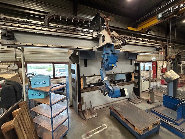 Safan - motoman - 2001 - cncl-r 80-3100 ts1 - cnc-kantbank met buigrobot - afbeelding 12 van  34
